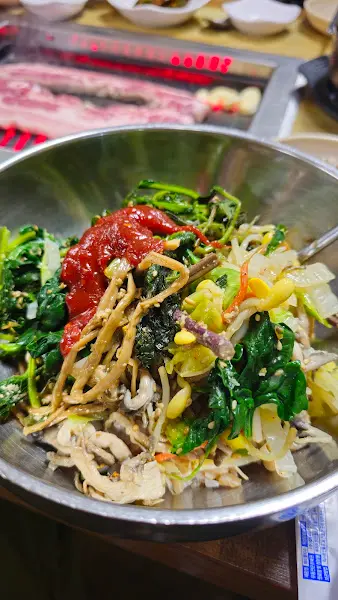 다채로운 채소가 담긴 보리밥