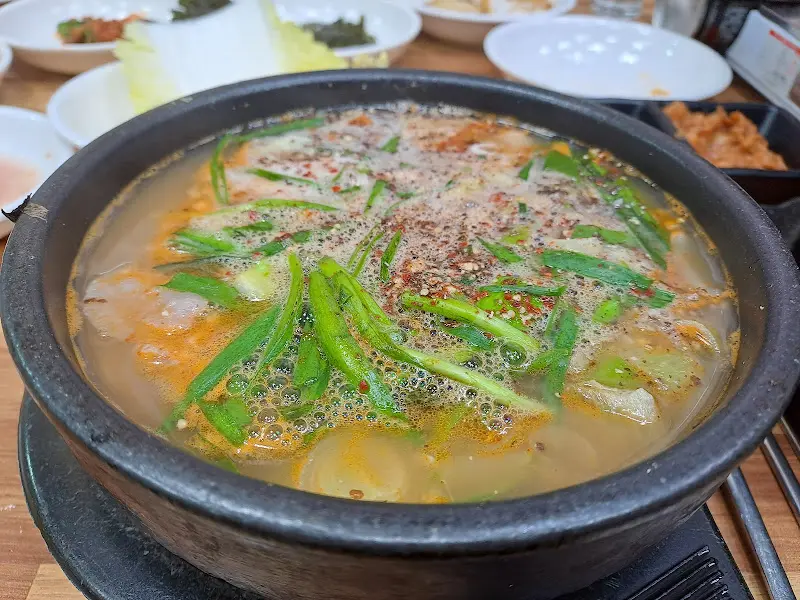 파가 듬뿍 올려진 순대국밥