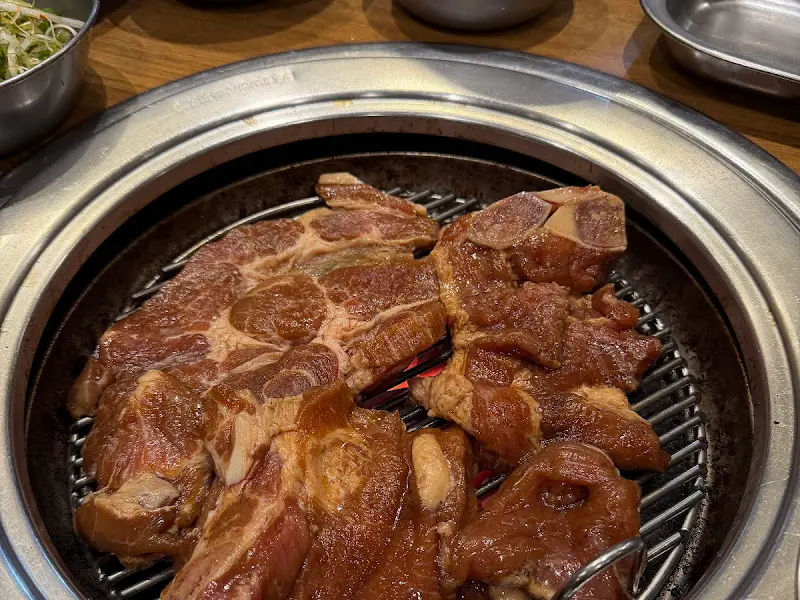 돼지갈비 굽는 모습