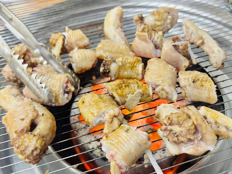 숯불 위에서 노릇하게 구워지는 꼼장어 소금구이