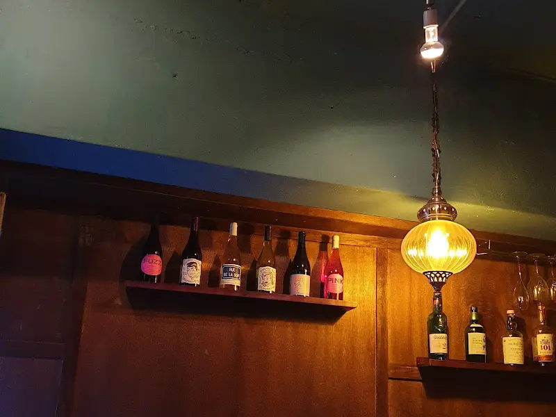 술병이 진열된 벽면