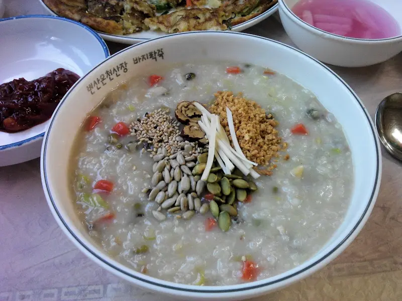 다채로운 고명이 올라간 바지락죽