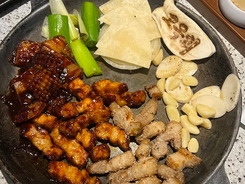 다양한 종류의 삼겹살과 껍데기