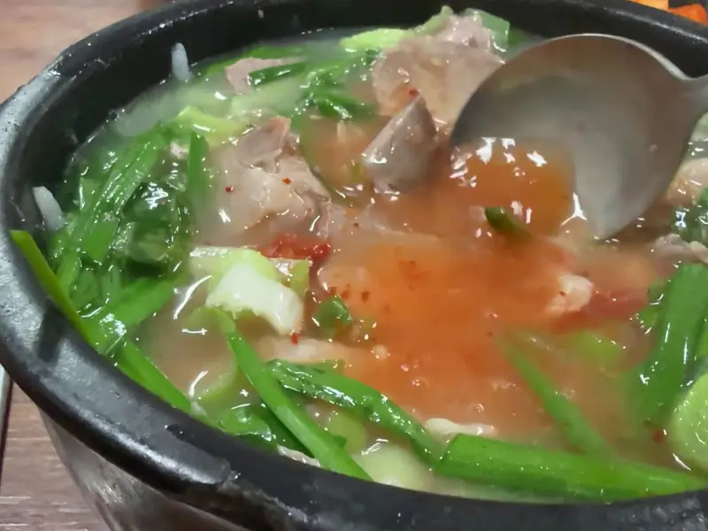 다진 양념과 부추가 더해진 돼지국밥