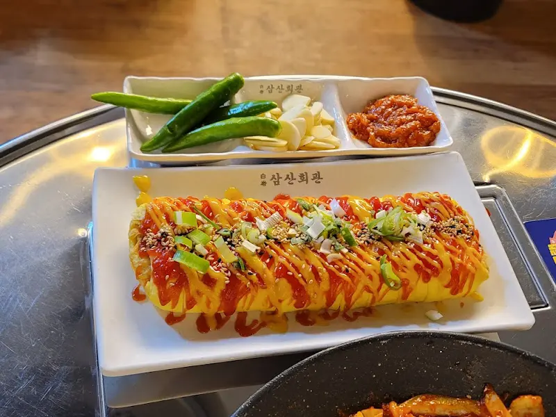 정갈하게 차려진 밑반찬과 김치돼지구이