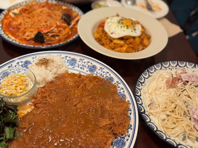 다양한 메뉴가 놓인 테이블