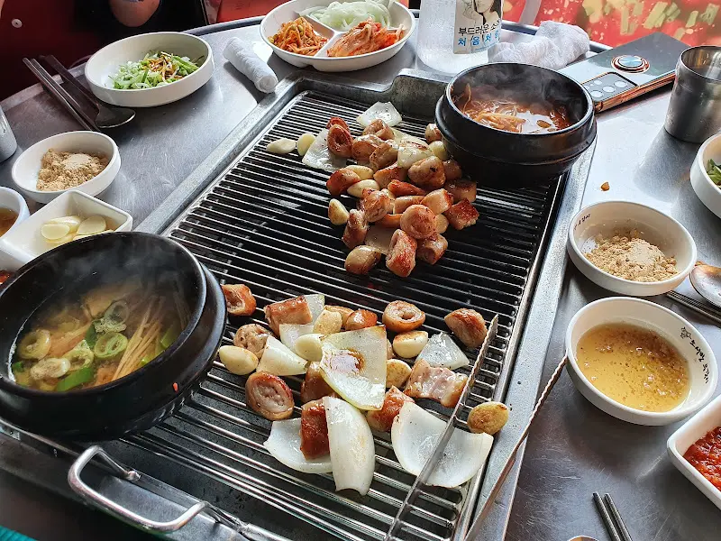 연탄불 위에 올려진 막창과 양파