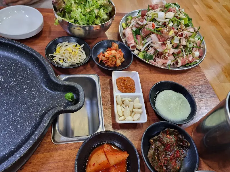 오리 산더미와 밑반찬이 차려진 테이블