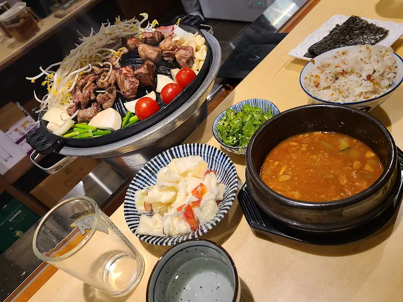 다양한 곁들임 메뉴들과 함께 차려진 양고기 한 상