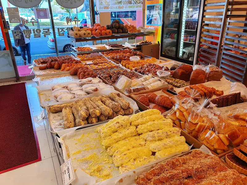 다양한 빵들이 진열된 모습