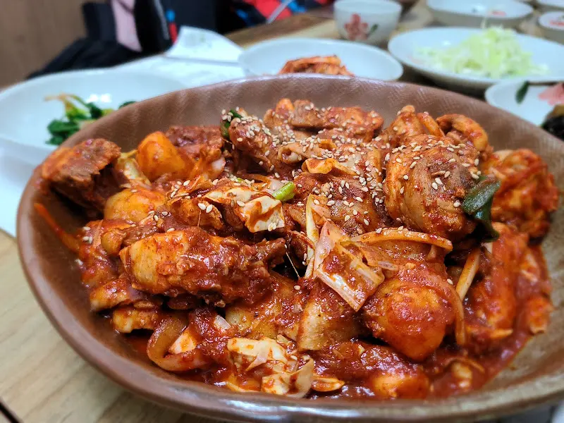 세자매 밤꽃식당의 닭볶음