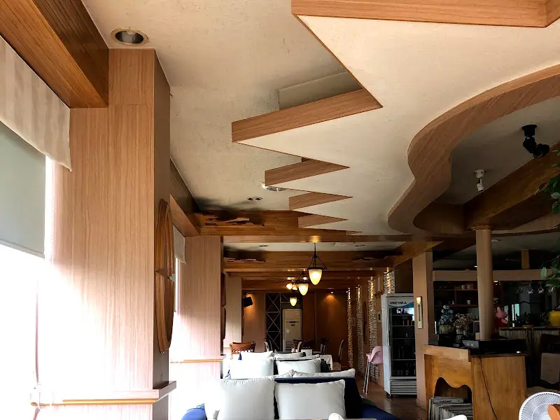 독특한 천장 장식과 쏟아지는 햇살