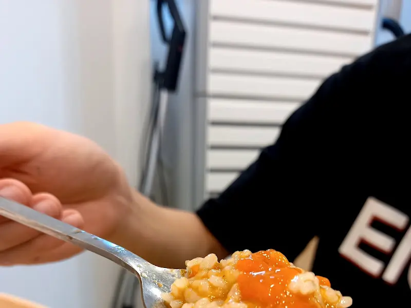 숟가락 위에 올려진 게장 비빔밥