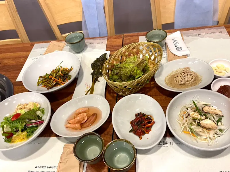 다채로운 밑반찬 한상 차림