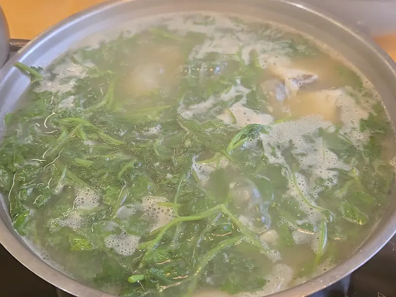 보글보글 끓고 있는 도다리쑥국