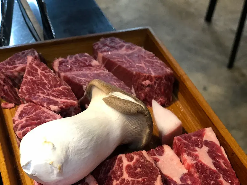 두툼한 스테이크 목살과 송이버섯