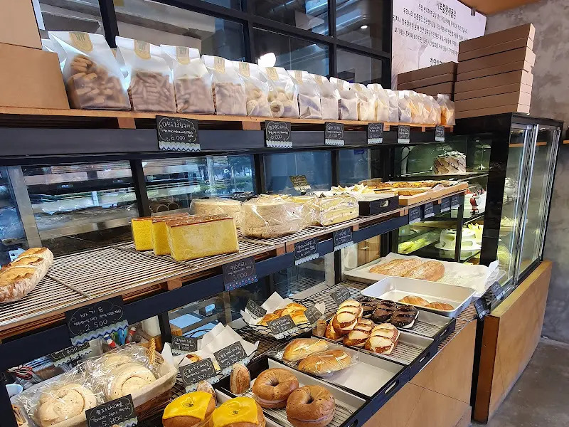 빵 진열대 전체 모습