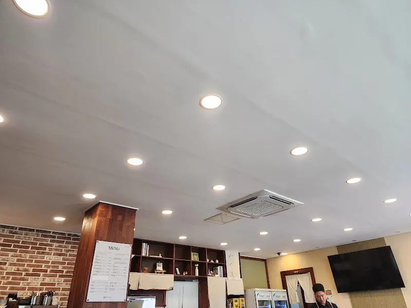 깔끔한 식당 내부