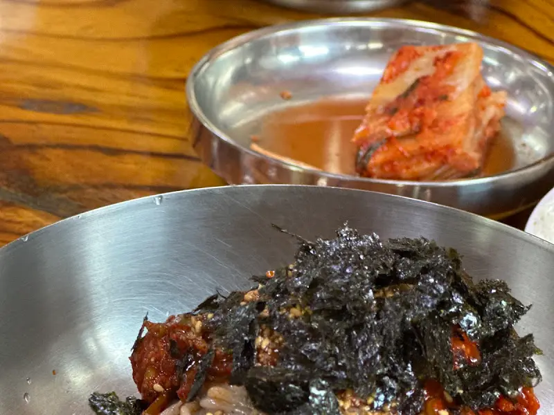 김가루가 뿌려진 막국수