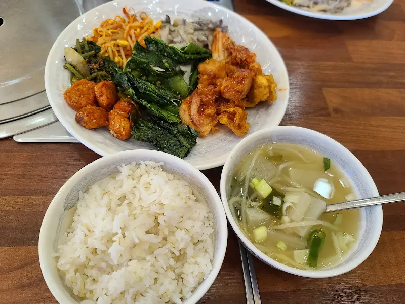 한상 가득 차려진 뷔페 음식