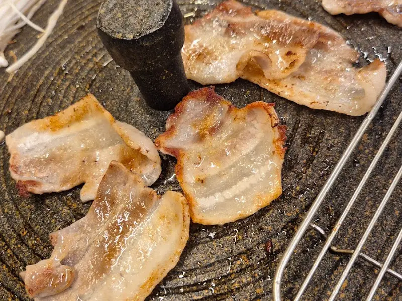 노릇하게 구워진 냉삼