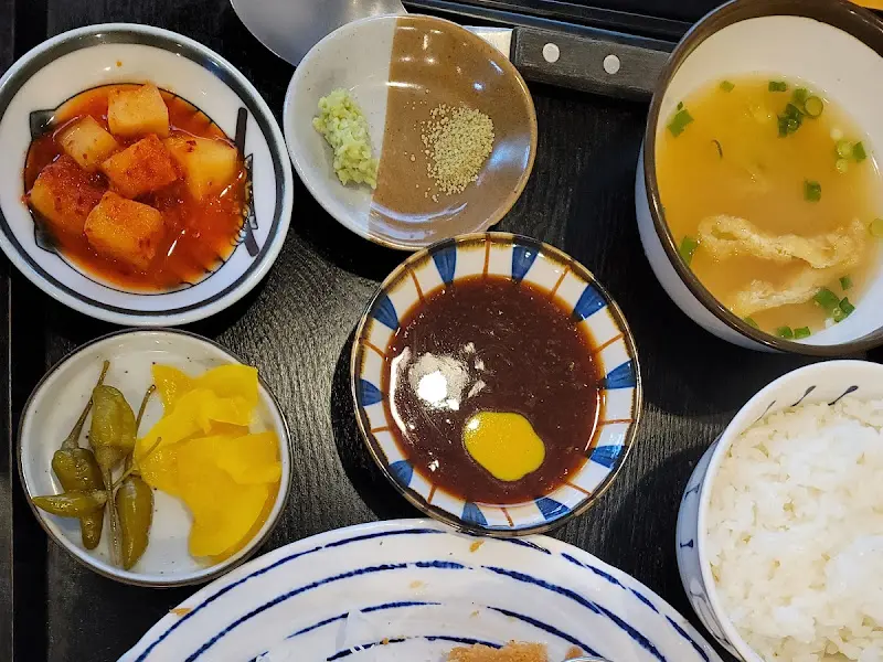 돈까스와 곁들임 반찬