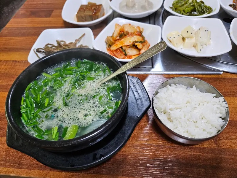 다슬기탕 한 상 차림