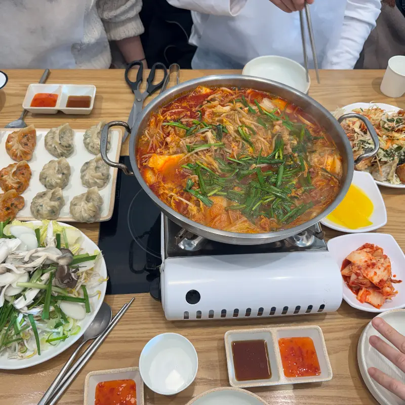 테이블 가득 차려진 만두전골