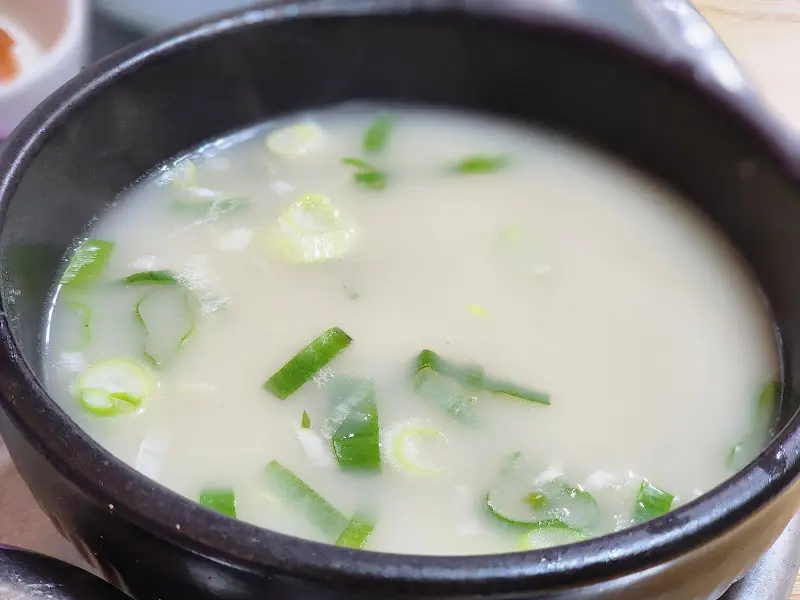 맑은 국물의 돼지국밥