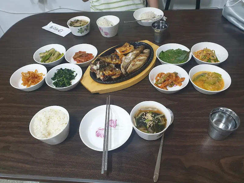 한 상 가득 차려진 생선정식