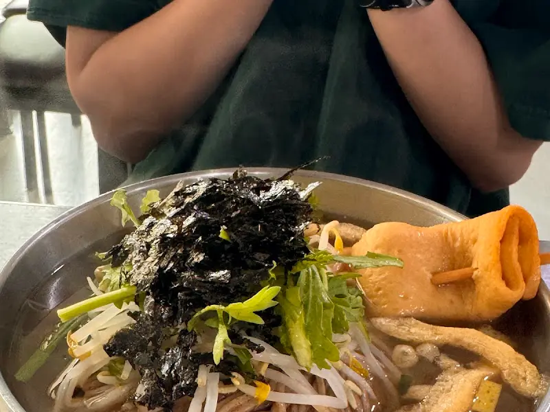 고명과 함께 리필된 메밀국수