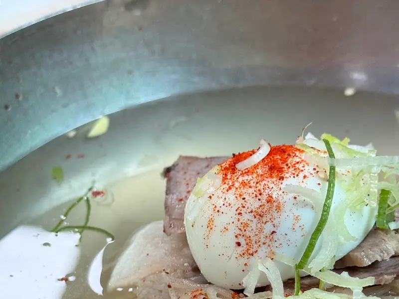 고춧가루가 뿌려진 평양냉면