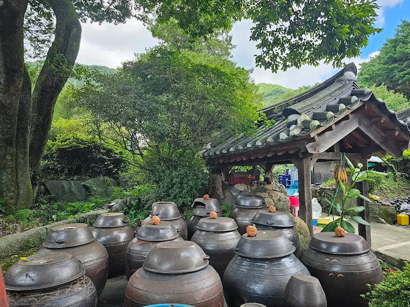 청학산 식당 장독대