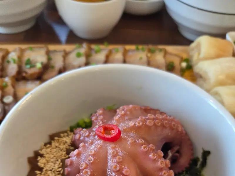 비빔밥과 돔베고기 한 상 차림