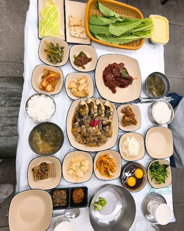 한 상 가득 차려진 게장백반