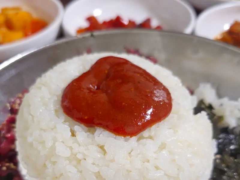 고추장 양념이 얹어진 비빔밥