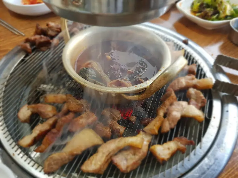 숯불 위에 구워지는 흑돼지