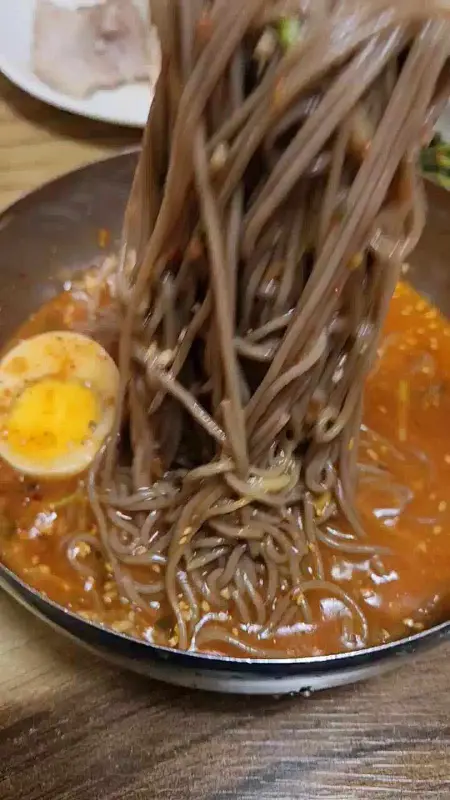 육수를 부어 먹는 막국수