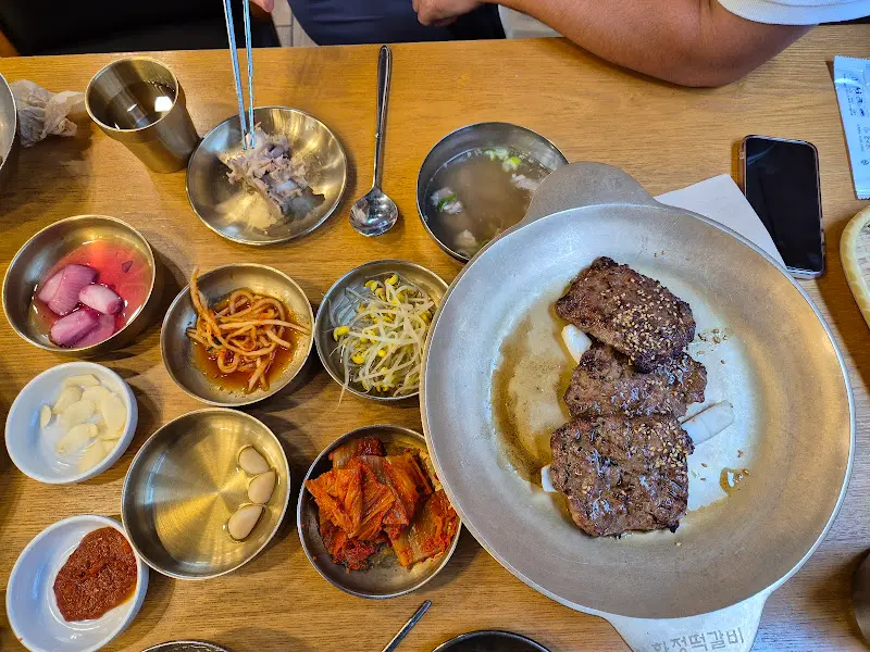 한 상 가득 차려진 떡갈비