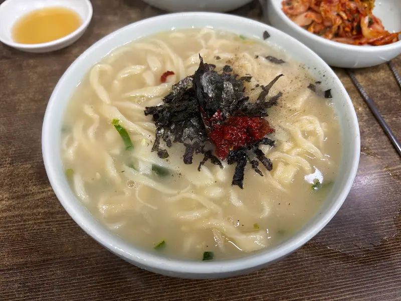 다진 양념을 푼 칼국수