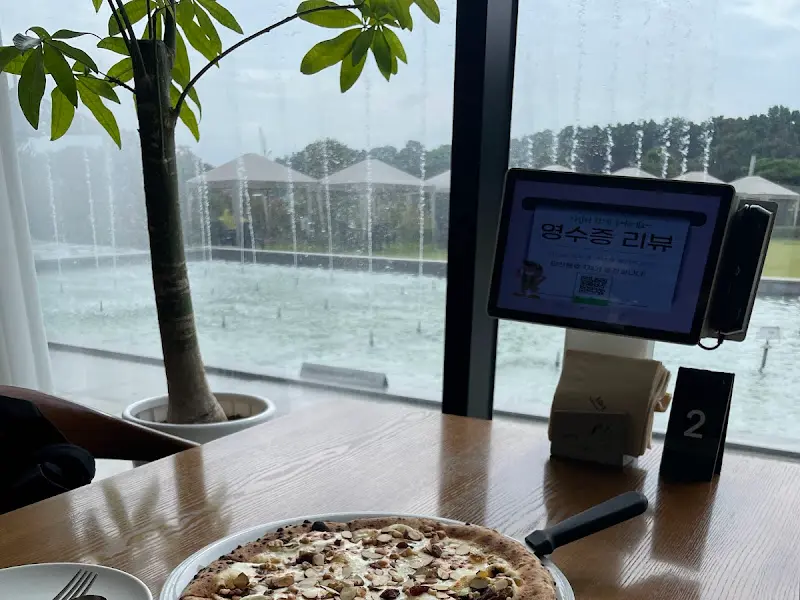 테이블에서 바라본 분수