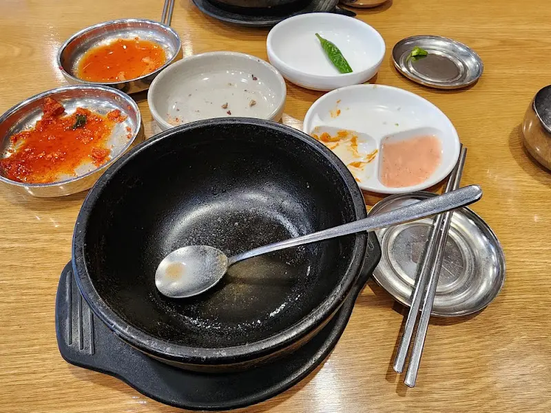 깨끗하게 비워진 뚝배기