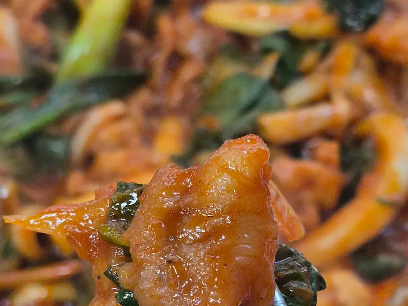 젓가락으로 집은 닭내장