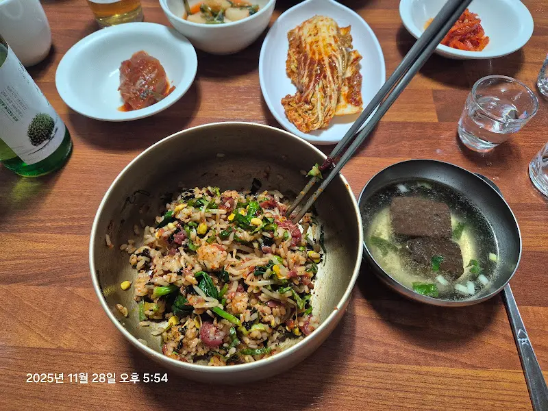 잘 비벼진 육회비빔밥