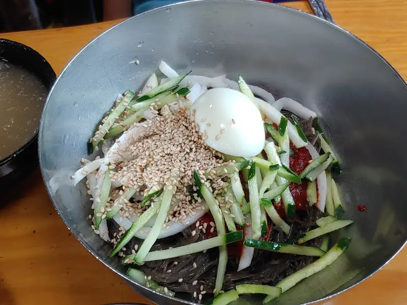 비빔냉면의 모습