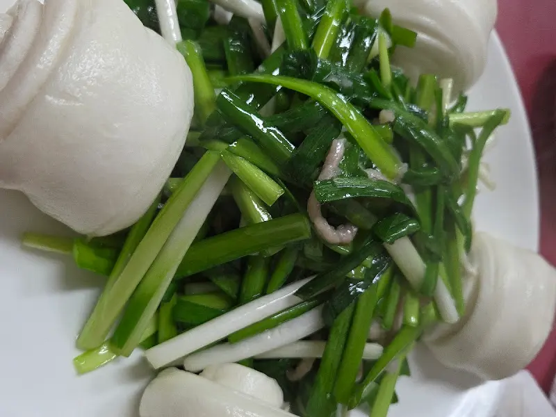 만두를 빚는 모습