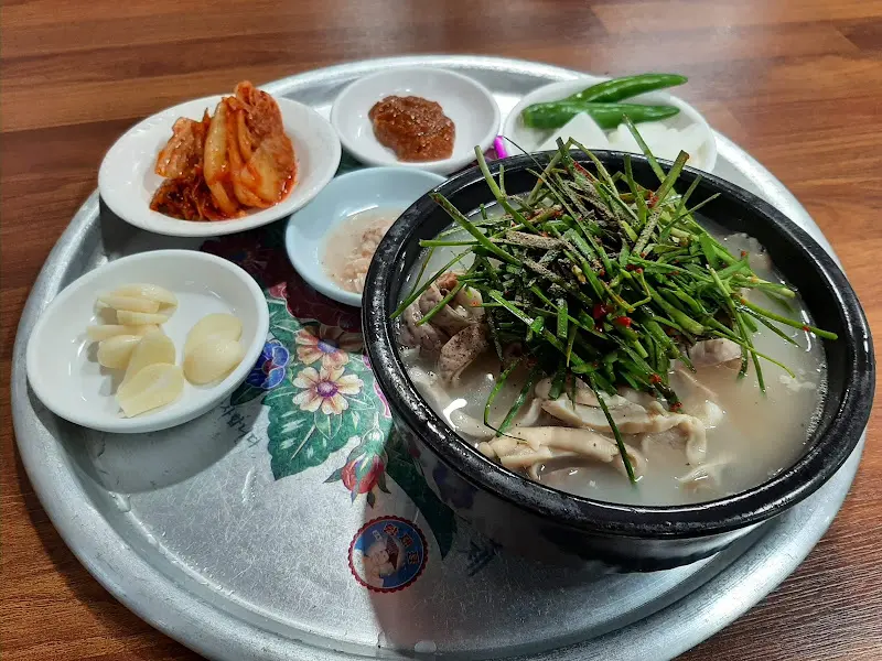 개인 접시에 담긴 능이백숙