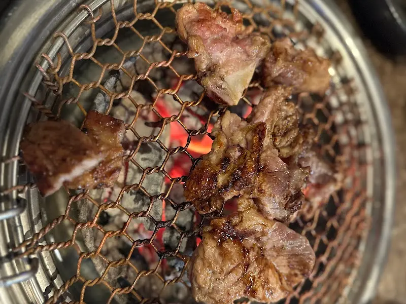 숯불 위에서 노릇하게 익어가는 갈비