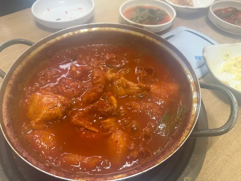 닭도리탕과 푸짐한 반찬