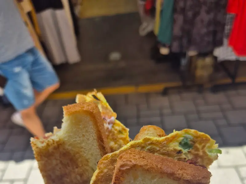 갓 구워져 나온 토스트